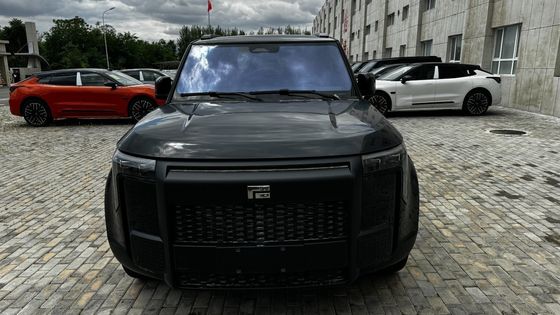 Το Polar Stone 01 2023 μοντέλο 6 θέσεων έκδοση AWD με μαύρο εξωτερικό χρώμα