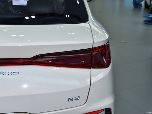 Ηλεκτρικά οχήματα 2024 Byd E2 Lux Edition Λευκό με πίσω βραχίονα στροφής δέσμης