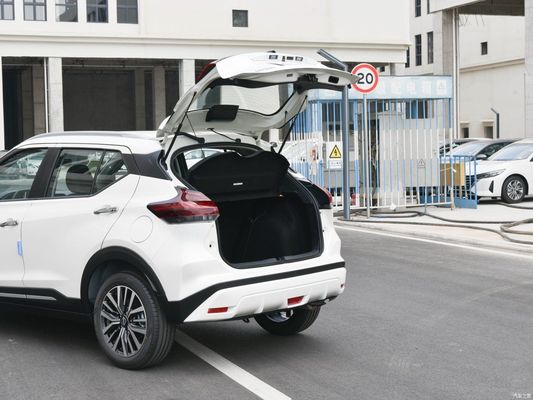 Βενζινοκίνητο 2023 Nissan Kicks SUV με αυτόματο κιβώτιο ταχυτήτων και μοντέρνο σχέδιο