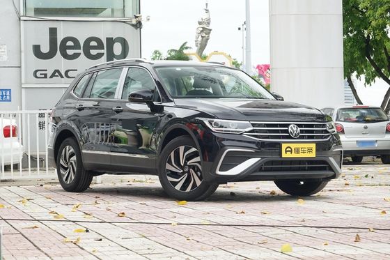 Το 2023 Volkswagen Tiguan L 330tsi Fwd Smart Edition SUV μέσα στο Drive FWD P0000099