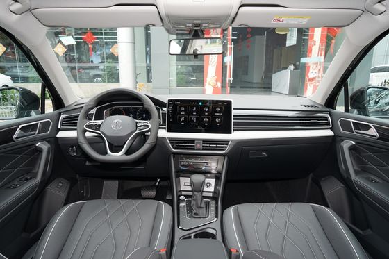Το 2023 Volkswagen Tiguan L 330tsi Fwd Smart Edition SUV μέσα στο Drive FWD P0000099