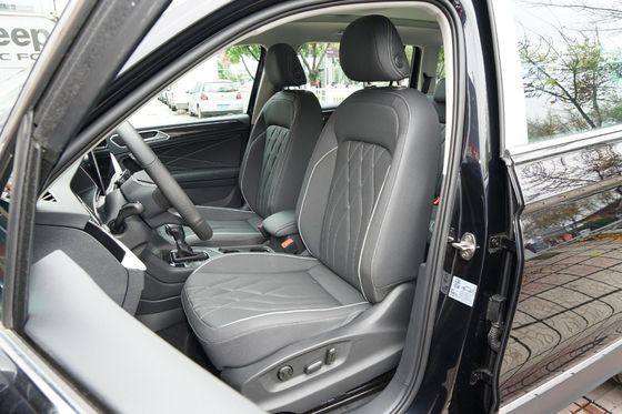 Το 2023 Volkswagen Tiguan L 330tsi Fwd Smart Edition SUV μέσα στο Drive FWD P0000099