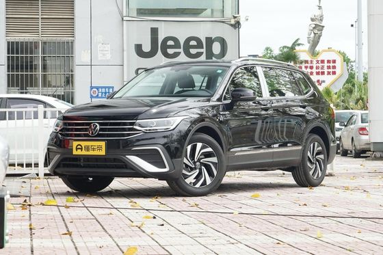 Το 2023 Volkswagen Tiguan L 330tsi Fwd Smart Edition SUV μέσα στο Drive FWD P0000099