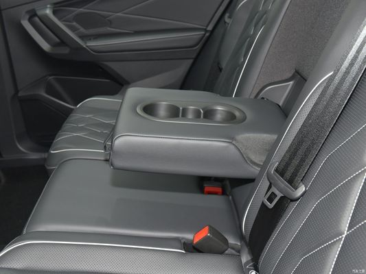 Το 2023 Volkswagen Tiguan L 330tsi Fwd Smart Edition SUV μέσα στο Drive FWD P0000099